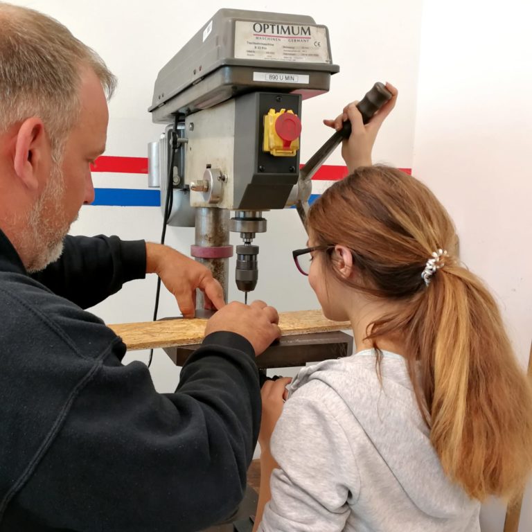 Schülerin an der Maschine